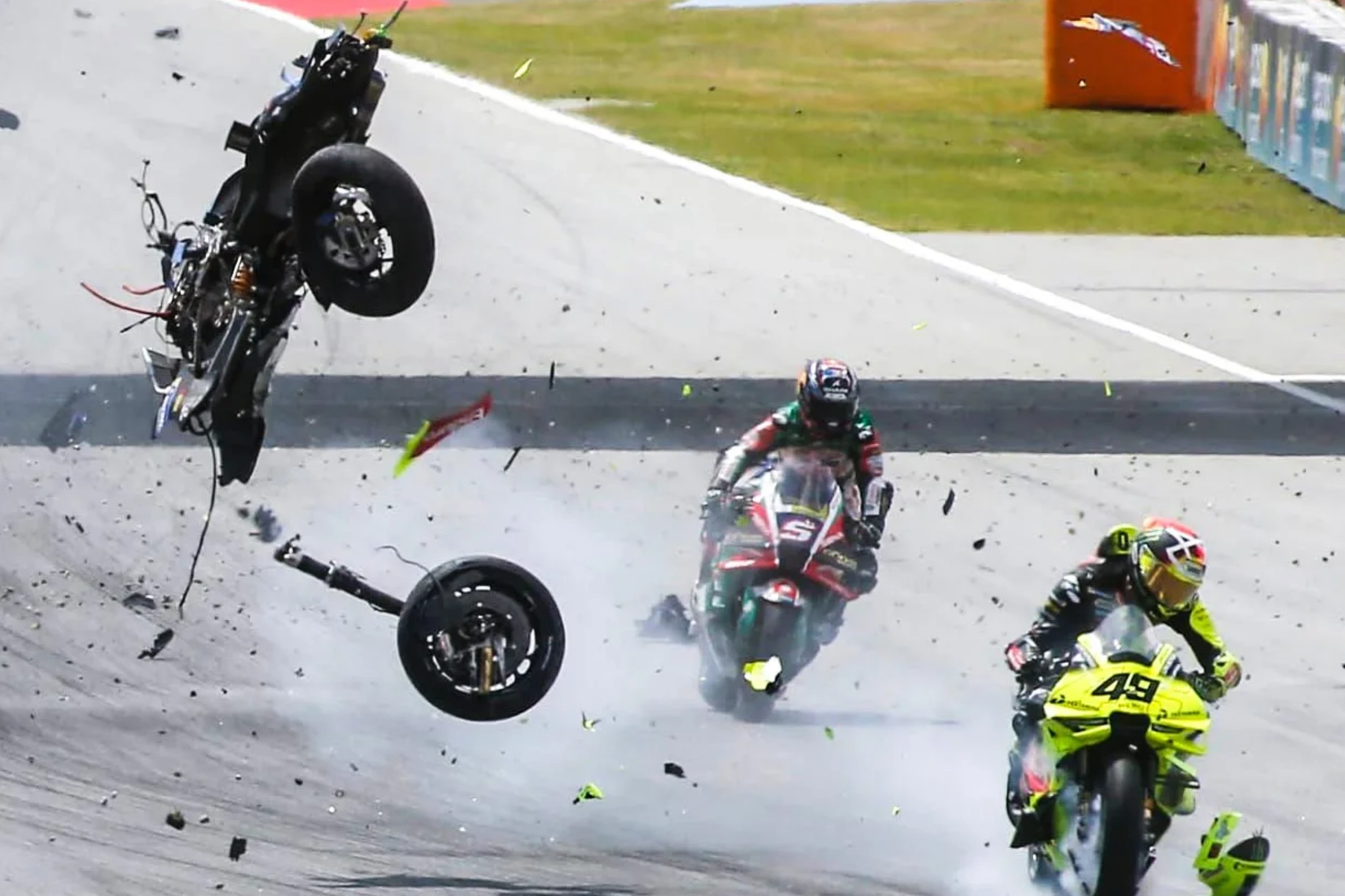 Akibat Insiden Besar di GP Catalunya, Balapan Terpaksa Dihentikan Dua Kali pada Lap ke-12